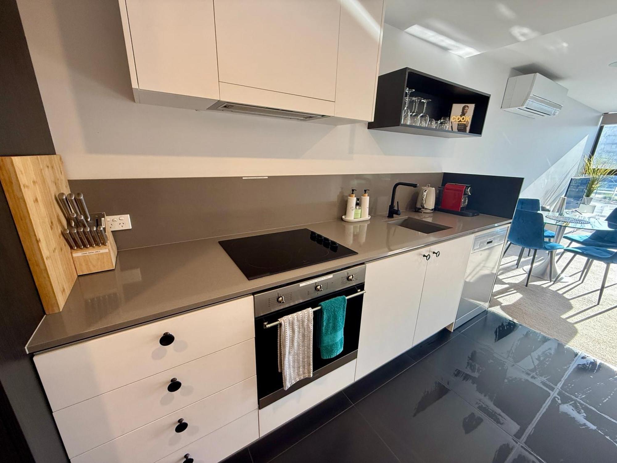 Midnight Luxe 1Br 1Bath Apartment 104 In The Heart Of Braddon Pool Sauna Secure Parking Wine Wifi Canberra Exterior foto